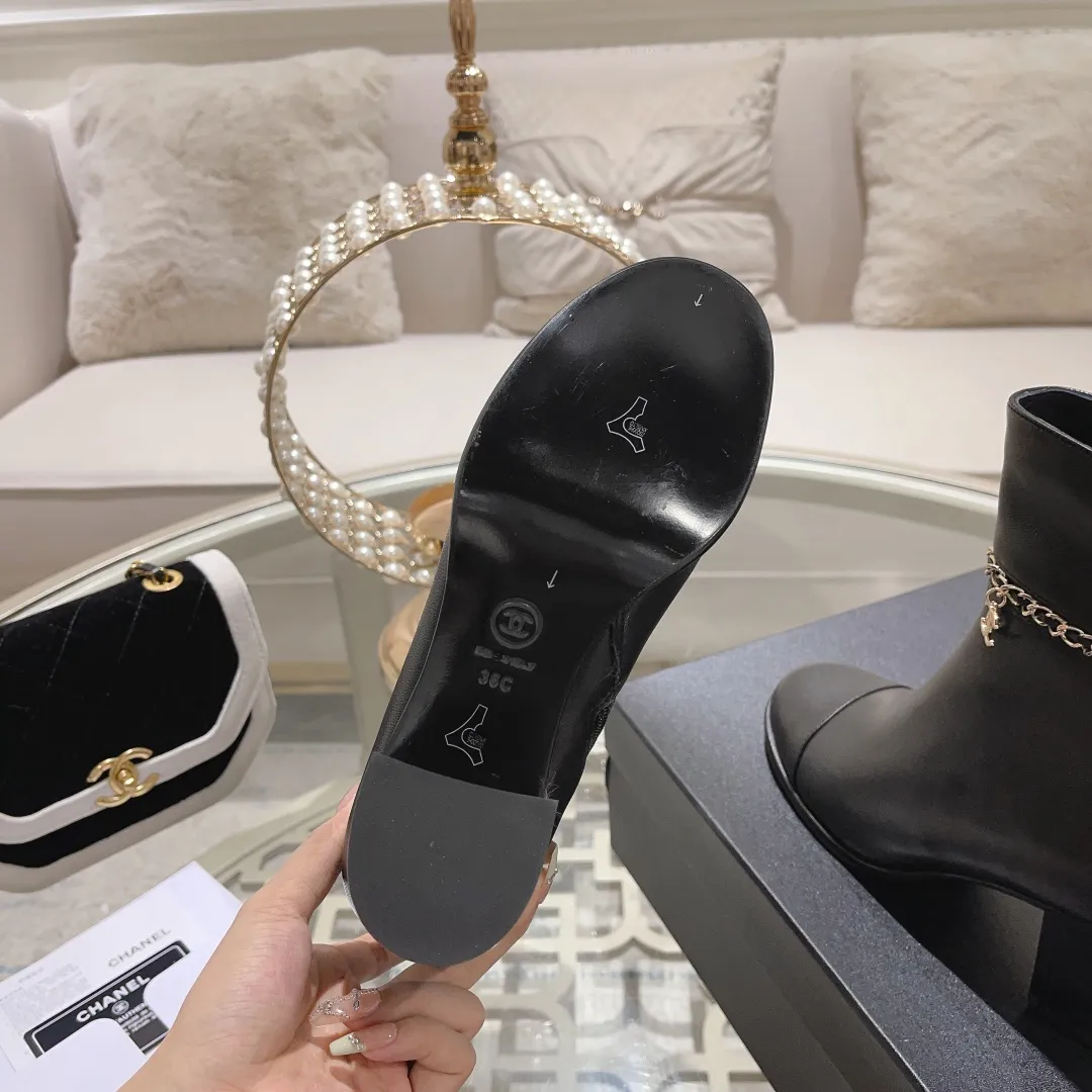 Factory direct sales p700🐘🐘women's shoes women's clothing 2025 Xiaoxiang chanel high-quality counter-level 𝙎𝙡𝙞𝙣𝙜-𝙗𝙖𝙘𝙠🌈〰͏ chanelaa® Xiaoxiang new chain ⛓️skinny leg short boots top purchasing agent level rare items new🍾✨ ━━━━━ ЅᏇєєt ━━━━━ 🍒 Upper: Calfskin imported from Italy ➕Chanel’s unique chain element Lining: Imported comfortable and soft sheepskin lining for foot pads Outsole: Exclusive molding of genuine leather outsole imported from Italy Color: black/white/apricot Size: 34 to 40 (34, 41, 42 are customized and non-returnable and non-exchangeable) Packaging: The latest complete set of packaging from the counter shoe industry